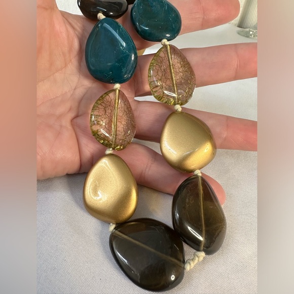 Neutral taupe gold and green statement necklace - Picture 5 of 5